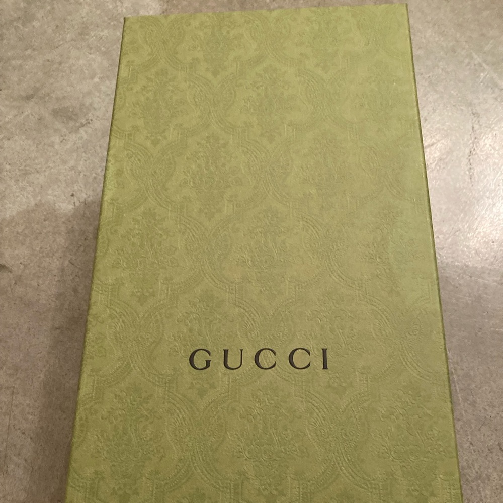 Empty Gucci Green Shoes Box. Dust bags are NOT included. Unisex